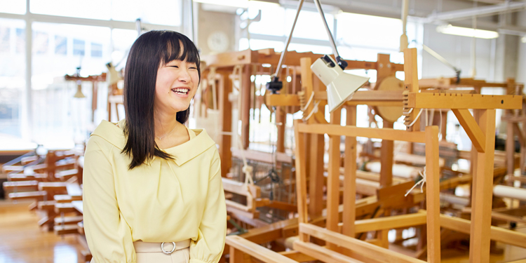 芸術学部 デザイン工芸学科 染織造形 2年 田中 優菜さん