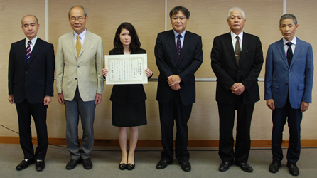 学長奨励賞を受賞した古川さん（左から３番目）