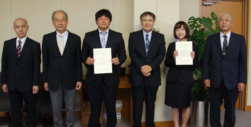 学生顕彰を受賞した長瀬さん、田中さん（左から３番目、５番目）