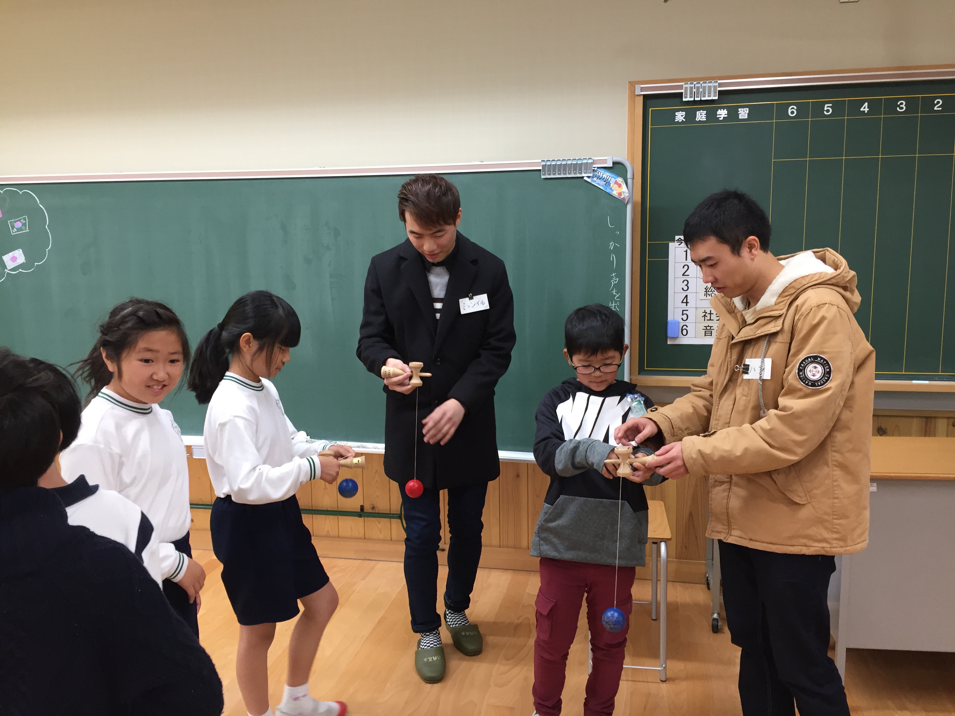 留学生と石内北小学校５年生との交流会を行いました お知らせ 広島市立大学
