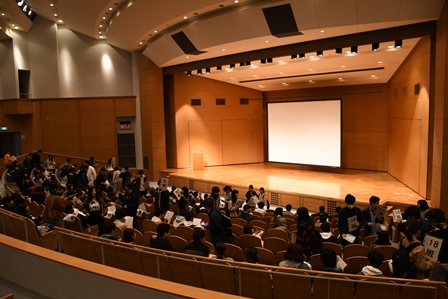 講堂で行われた学生生活体験発表等