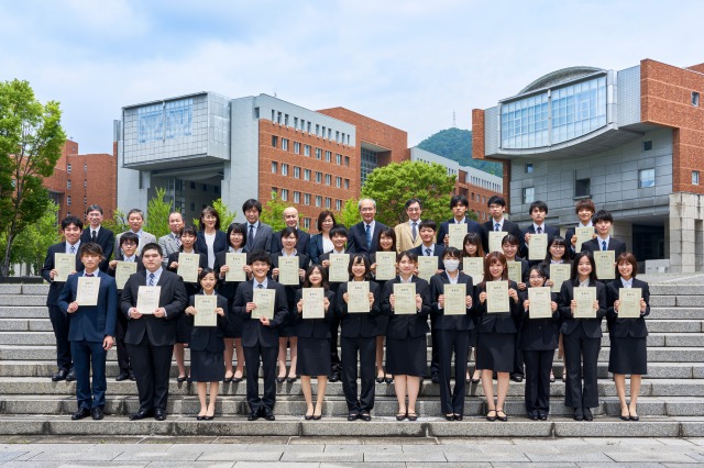 19年度特待生の表彰式を行いました お知らせ 広島市立大学