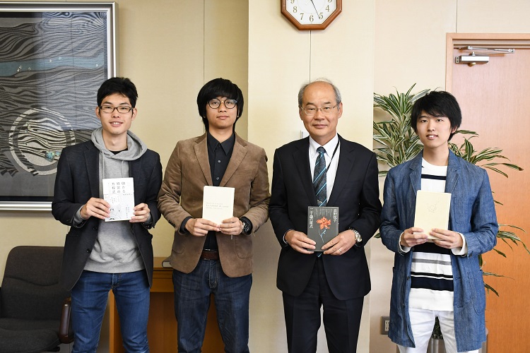 集合写真。左から齊藤さん、鄭さん、若林学長、原さん