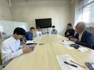 ワン・チーム歴史紙芝居の山上さんと打ち合わせの様子