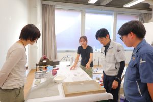 試作品の説明をする様子