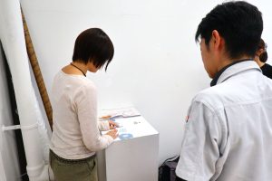 試作品の説明をする様子