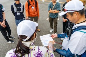 学生が広島湾岸トレイルの方に説明を受けている様子