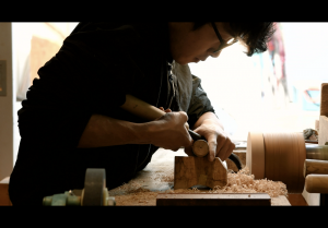 作業中の下村さん
