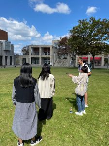 大学中庭でのドローンのフライトトレーニング