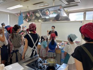 フレスタさんの調理師の方から説明を受けている様子