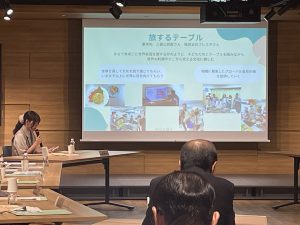旅するテーブルについて紹介している様子