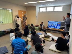 マレーシアの伝統衣装について紹介している様子