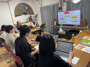 LMO毘沙門台の方にアプリ紹介をしている様子