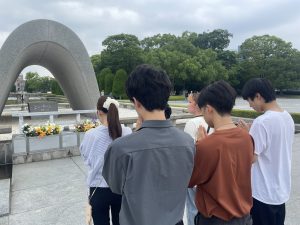 慰霊碑への祈り（市大生チャレンジ事業）