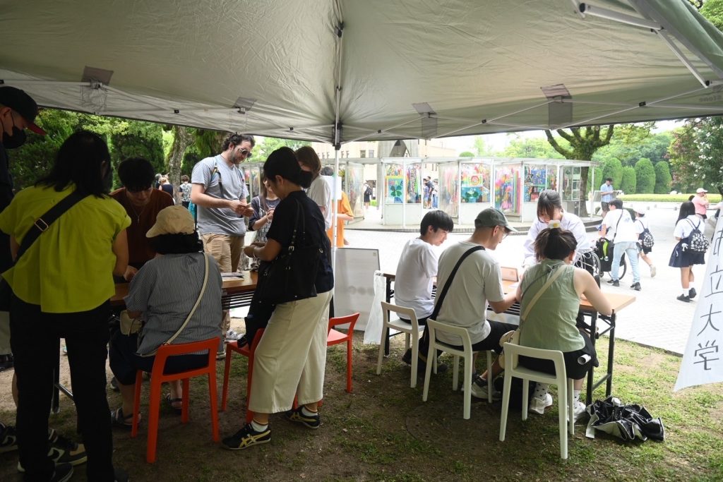 折り鶴イベント会場全体の様子（市大生チャレンジ事業）