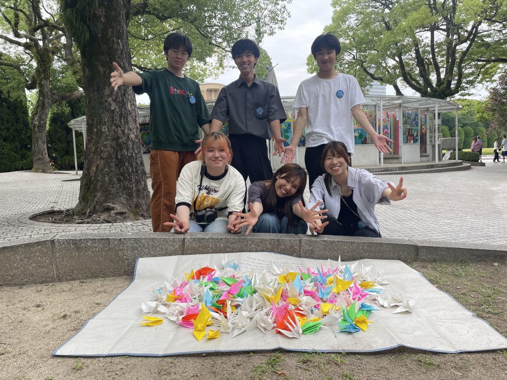 270羽の折り鶴と集合写真（市大生チャレンジ事業）
