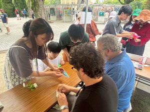 賑わっている様子（市大生チャレンジ事業）