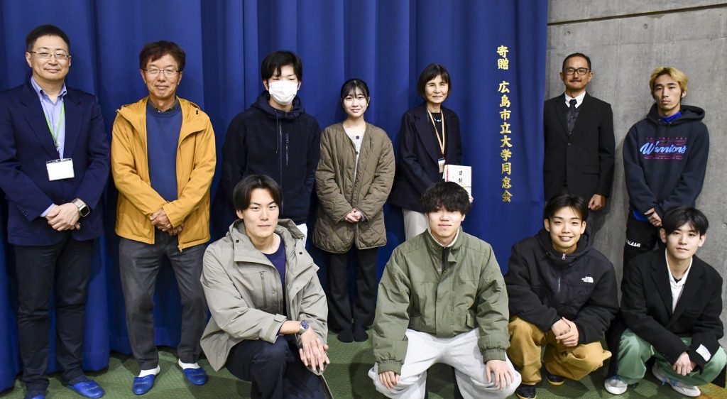 体育館暗幕式集合写真