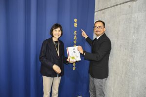 前田学長と鍋屋同窓会長　　目録贈呈