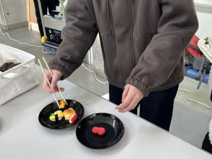 ランチゲームを体験する参加者の写真