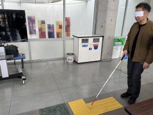 白杖体験をする参加者の写真