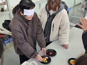 ランチゲームを体験する参加者の写真