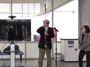 白杖SOSシグナルを説明する森井さんの写真