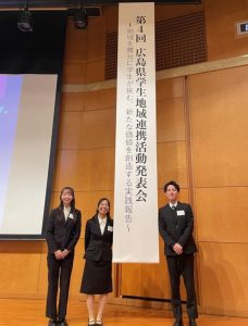 垂れ幕と発表メンバー