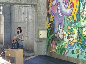 壁画完成お披露目会の様子
